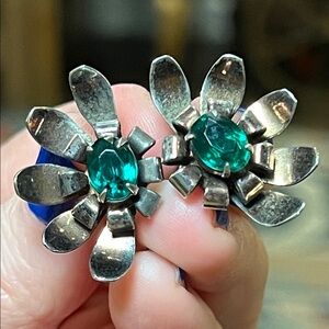 VTG Sterling Silver Flower Blossom Emerald Green Rhinestone Screwback Earrings